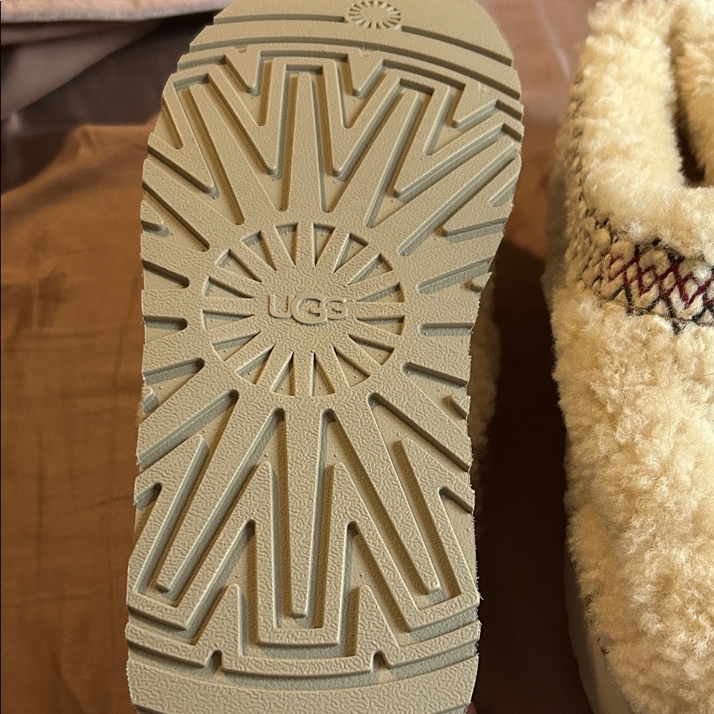 UGG Cream Sherpa Women's Slip-On Slippers with Red Heel Tab - Picture 4 of 4